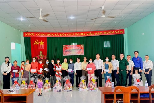  TAND TP.HCM tặng quà Tết cho bà con huyện đảo Cần Giờ