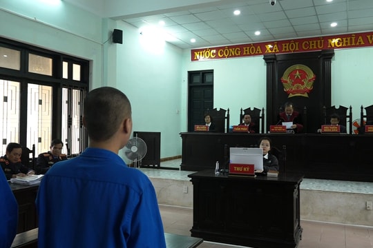 Dùng hung khí đánh người vì cho rằng bị nhìn đểu