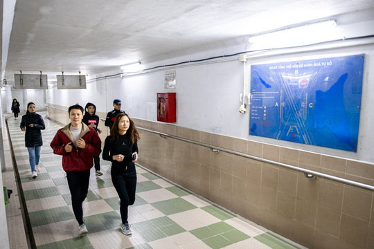 Hà Nội: Người dân xuống hầm đi bộ để tập thể dục tránh rét