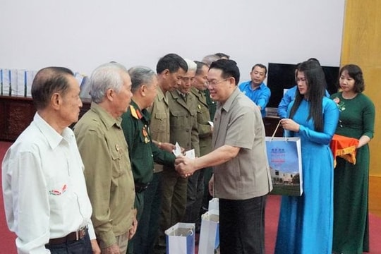 Chủ tịch Quốc hội Vương Đình Huệ thăm, tặng quà Tết cho hộ nghèo, gia đình chính sách, công nhân tại Gia Lai