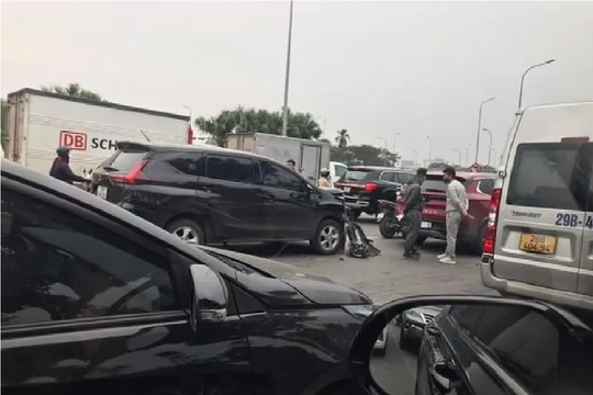 Hà Nội: Tai nạn liên hoàn 6 ô tô
