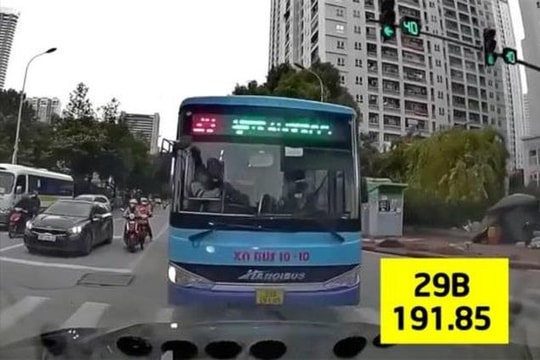 Tước giấy phép lái xe của tài xế xe buýt lấn làn, chặn đầu xe con