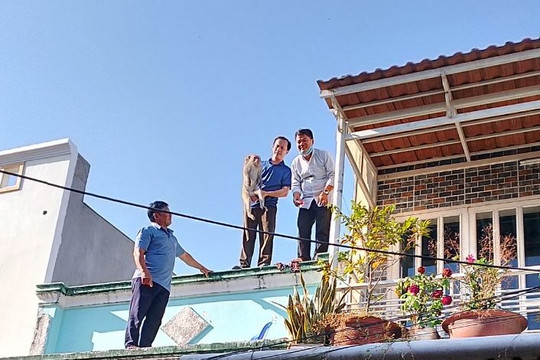 Bắn gây mê con khỉ đại náo khu dân cư