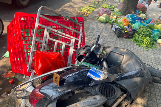 Một người nhập viện sau vụ xe bán tải tông xe ba gác