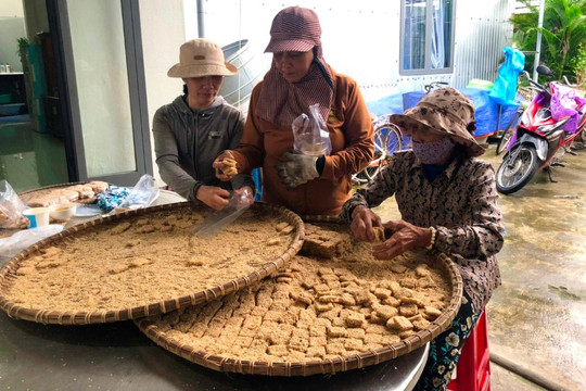 Làng bánh khô mè Quang Châu tất bật vào vụ Tết