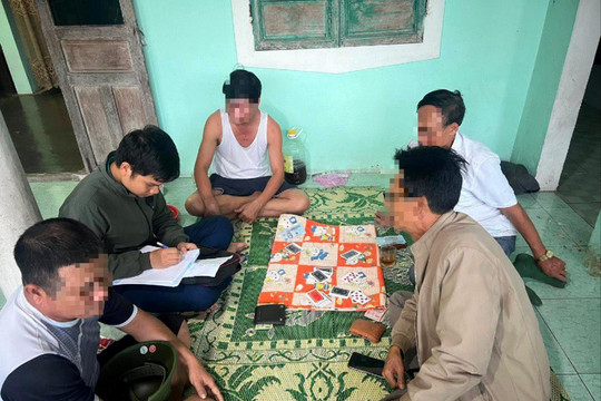 Cách hết các chức vụ trong Đảng Phó Bí thư bị bắt trên chiếu bạc