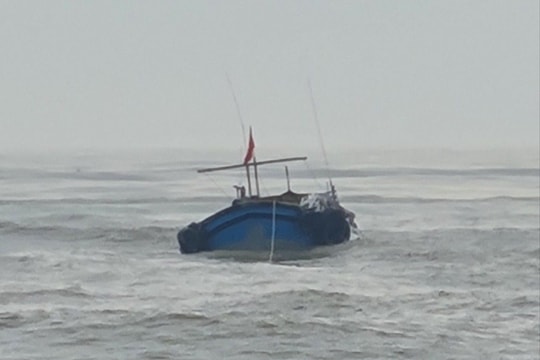 Huy động lực lượng trên biển hỗ trợ tìm kiếm 3 ngư dân mất tích