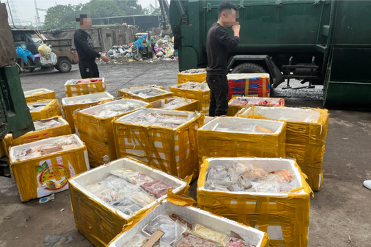 Hà Nội phát hiện 4 tấn mỡ nước, tóp mỡ không rõ xuất xứ