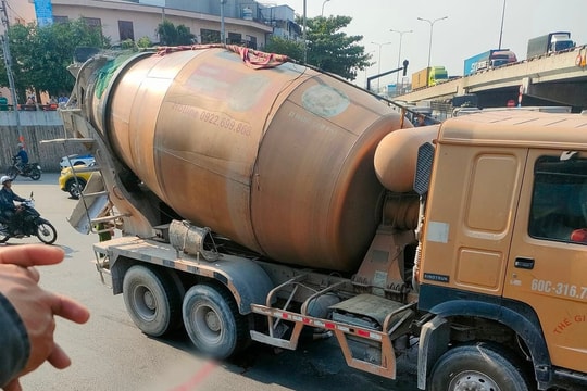 Một sinh viên bị cuốn vào gầm xe bồn, tử vong tại chỗ