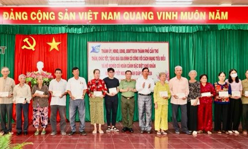 Thăm hỏi, tặng quà Tết cho các gia đình chính sách và hộ nghèo có hoàn cảnh đặc biệt khó khăn