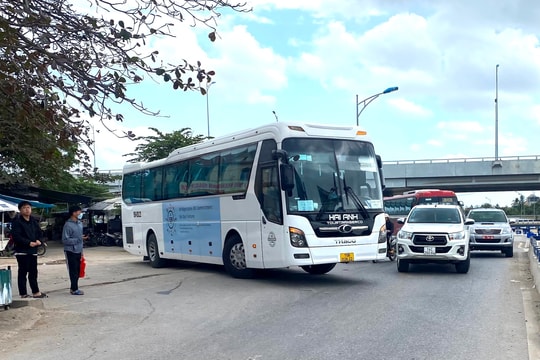 Cần sớm giải quyết tình trạng dừng, đỗ trái phép tại nút giao đường dẫn lên cao tốc Hạ Long - Hải Phòng