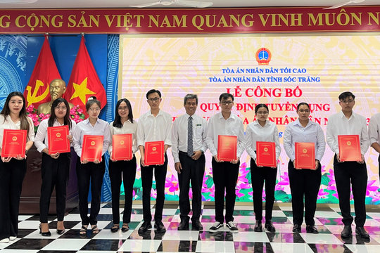 Trao quyết định tuyển dụng Thư ký viên năm 2023
