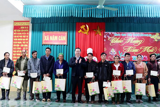 Chủ tịch UBND tỉnh Nghệ An tặng quà Tết tại huyện biên giới Kỳ Sơn