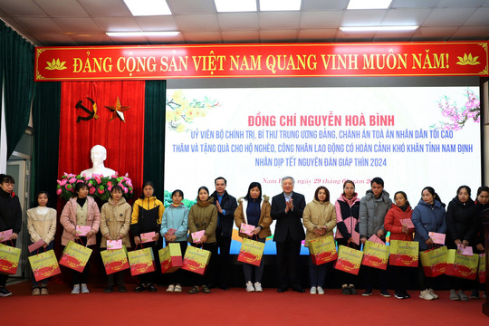Đồng chí Nguyễn Hòa Bình thăm, chúc Tết tại tỉnh Nam Định