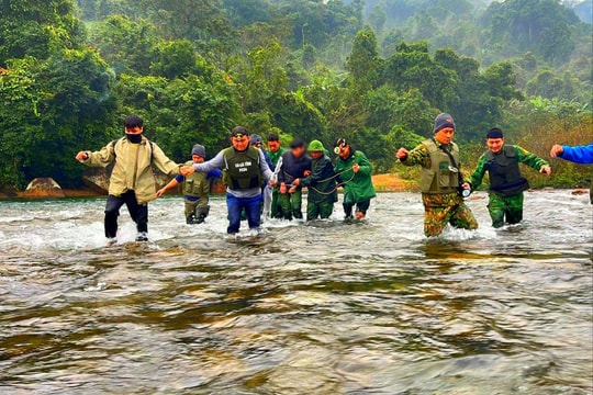 Bắt nghi phạm giết người, trốn truy nã trong rừng sâu