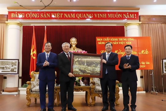 Đồng chí Nguyễn Hòa Bình thăm, chúc Tết tại tỉnh Nam Định