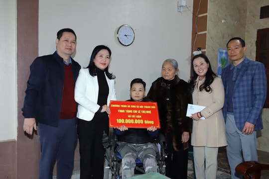 Thăm hỏi, trao quà cho cựu vận động viên Lê Thị Huệ