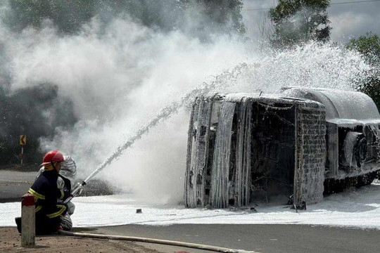 Xe bồn nổ lốp, bốc cháy dữ dội trên đèo M’Đrắk