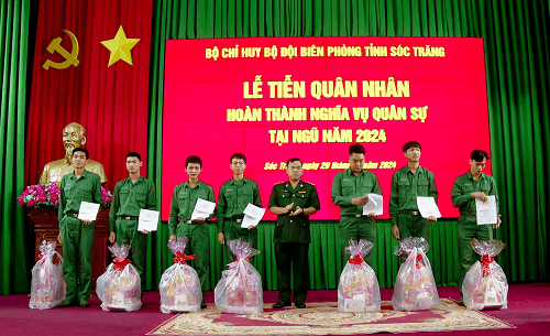 Tiễn quân nhân hoàn thành nghĩa vụ trở về địa phương
