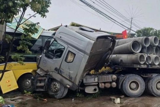 Xe khách lao vào nhà dân sau va chạm với xe đầu kéo