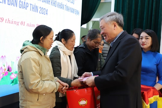 Chánh án TANDTC Nguyễn Hòa Bình thăm, chúc Tết công nhân, gia đình chính sách tại Nam Định