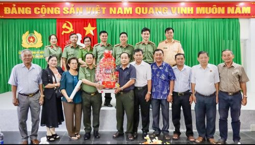 Giám đốc Công an TP Cần Thơ thăm, chúc Tết gia đình các đồng chí nguyên lãnh đạo Đảng, Nhà nước và Công an thành phố