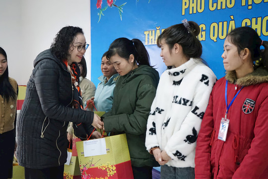 Phó Chủ tịch Hội đồng Dân tộc của Quốc hội thăm và tặng quà tại Thanh Hóa