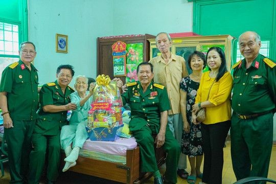 Thăm, tặng quà thân nhân liệt sĩ tại TP.HCM, Long An