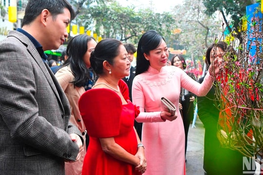 Phu nhân Chủ tịch nước và Phu nhân Tổng thống Philippines tham quan chợ hoa Tết Hàng Lược
