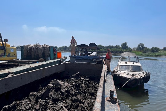Đang nạo vét bùn đất trái phép thì bị Cảnh sát phát hiện