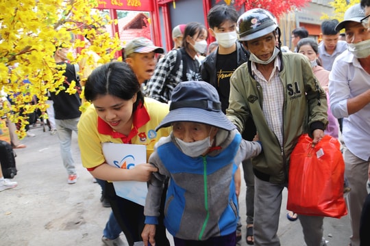 Sinh viên, lao động nghèo hồ hởi về quê đón Tết