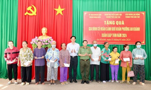 Đoàn Đại biểu Quốc hội TP Cần Thơ tặng hơn 1.000 phần quà cho các hộ nghèo nhân dịp Tết Giáp Thìn 2024