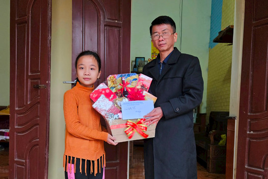 TAND huyện Quảng Xương trao quà cho các cháu có hoàn cảnh khó khăn