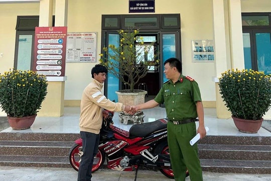 Công an bàn giao xe máy cho người bị mất trộm sau 4 năm