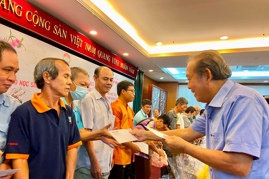Tặng quà đồng bào dân tộc và trao kinh phí hỗ trợ học tập cho học sinh, sinh viên dân tộc thiểu số