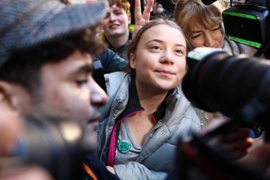 Nhà hoạt động khí hậu Greta Thunberg ra tòa ở London