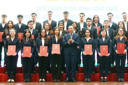 Trao Quyết định tuyển dụng công chức Vụ Hợp tác quốc tế và Thư ký viên TAND