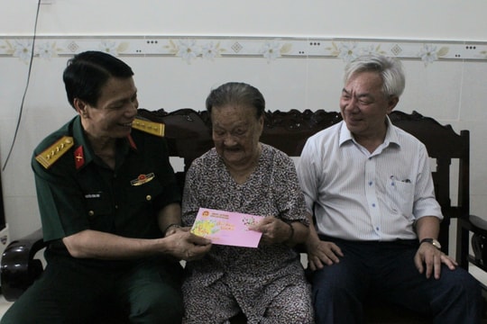 Tặng quà Mẹ Việt Nam Anh hùng, Anh hùng LLVT nhân dân, tổ chức ‘Tết Quân - Dân’