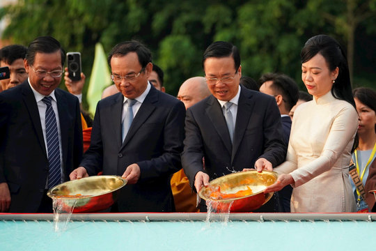 Chủ tịch nước thực hiện nghi thức thả cá chép tiễn ông Táo