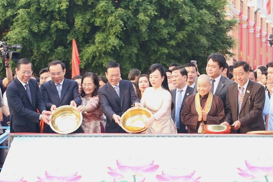 Chủ tịch nước Võ Văn Thưởng thực hiện nghi thức thả cá chép tiễn ông Công, ông Táo