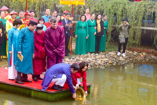Hà Nội: Tái dựng nghi lễ thả cá chép và dựng cây nêu tại Hoàng Thành Thăng Long