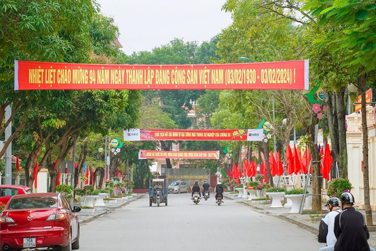 TP. Thanh Hóa rực rỡ cờ, hoa chào mừng 94 năm ngày thành lập Đảng