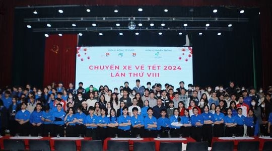 Ấm lòng 8 năm liên tiếp tổ chức "chuyến xe về tết" miễn phí dành cho sinh viên