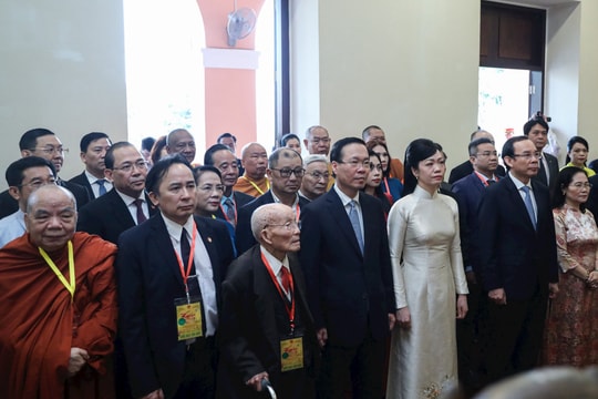 Chủ tịch nước Võ Văn Thưởng dâng hương tưởng nhớ Chủ tịch Hồ Chí Minh và Chủ tịch Tôn Đức Thắng
