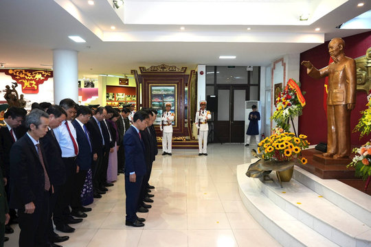 Lãnh đạo tỉnh TT-Huế dâng hương, tri ân các anh hùng liệt sĩ nhân ngày thành lập Đảng