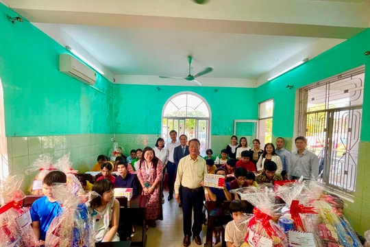 Trường Đại học Y Dược – Đại học Huế tổ chức trao quà tết cho trẻ em mồ côi, khuyết tật