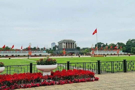 Hà Nội rực rỡ cờ hoa mừng Đảng, mừng Xuân