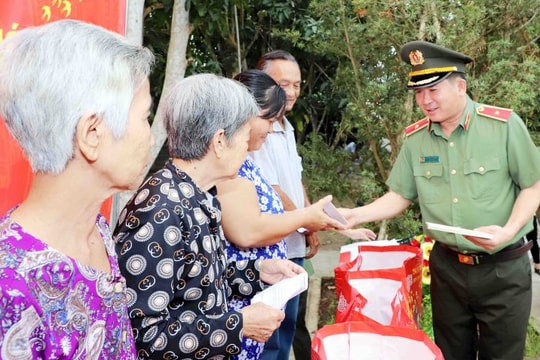 Công an tỉnh Quảng Ninh tặng quà Tết cho người dân có hoàn cảnh khó khăn