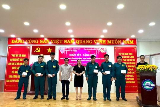 TAND quận 1 trao quà Tết cho lực lượng dân quân và bảo vệ dân phố có hoàn cảnh khó khăn