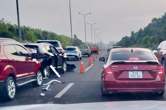  Kẹt xe kéo dài 10km sau nạn liên hoàn trên cao tốc Long Thành – Dầu Giây